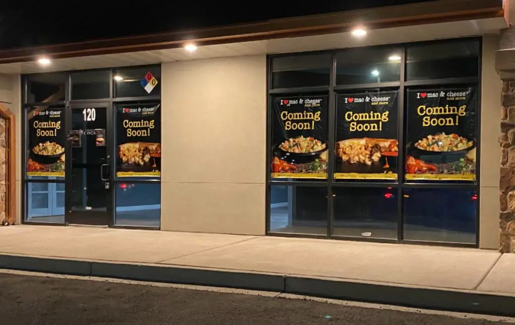 The front of the new Colorado Springs locale with I Heart Mac & Cheese banners out front.